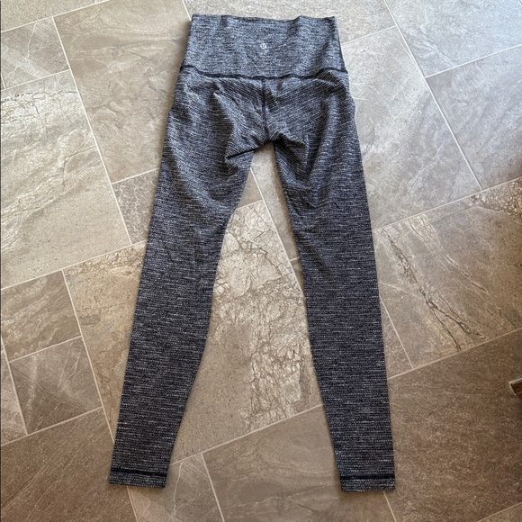Lululemon Wunder Under Pant (Hi-Rise) in Luon Variegated Knit Heathered Black 8 - Picture 4 of 7